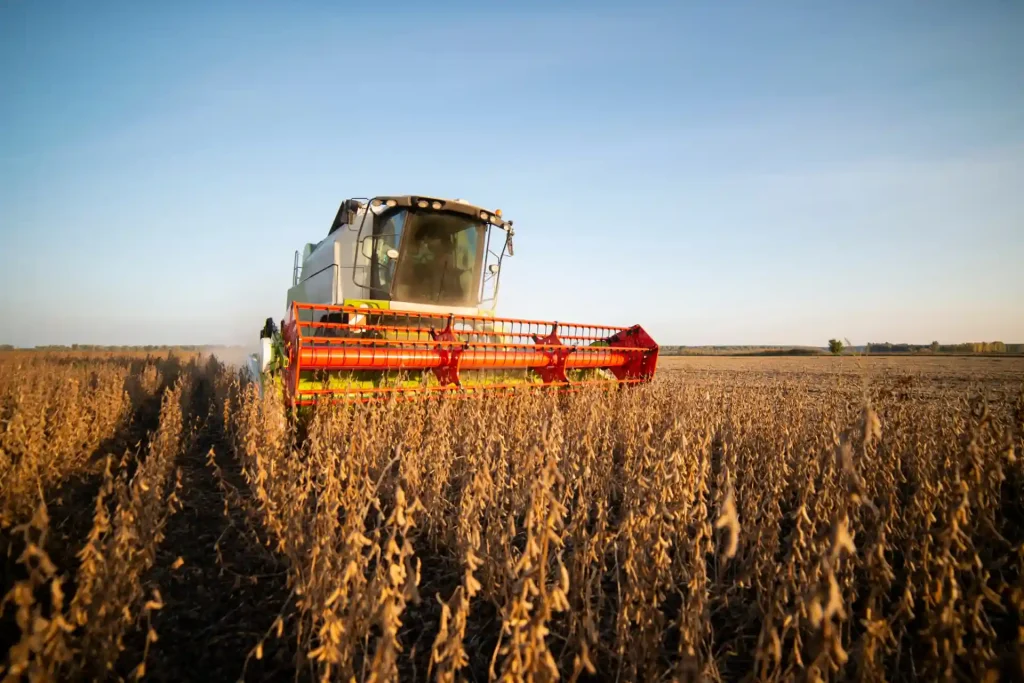 Máquina em campo fazendo a colheita da soja.