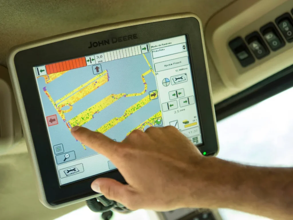 Monitor de bordo com mapa de cobertura e piloto automático durante operação de semeadura