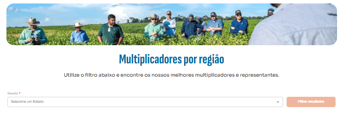 Banner superior e campo de busca da página de multiplicadores por região do site Golden Harvest, mostrando no topo uma fotografia panorâmica de agricultores e técnicos reunidos em uma lavoura de soja sob céu azul. Abaixo, consta o título "Multiplicadores por região" com um menu suspenso para selecionar o estado e um botão laranja para filtrar resultados.
